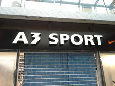 Branding świetlny nad wejściem do sklepu A3 Sport