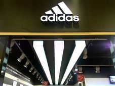 Lekki branding dla sklepu Adidas