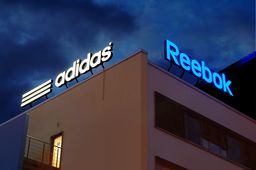 Adidas light branding w nocy