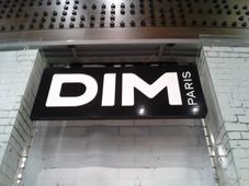Uderzający, kontrastujący ze światłem branding 3D dla sklepu DIM Paris