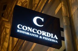 Zewnętrzny podświetlany szyld dla restauracji Concordia ristoranta