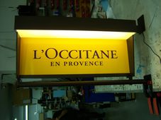 Dwustronna projekcja brandingu świetlnego dla sklepu L'Occitane