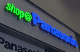 Logo świetlne 3D nad wejściem do sklepu Panasonic