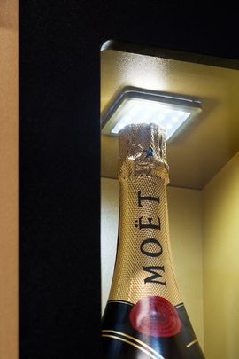 Regál pro MOëT